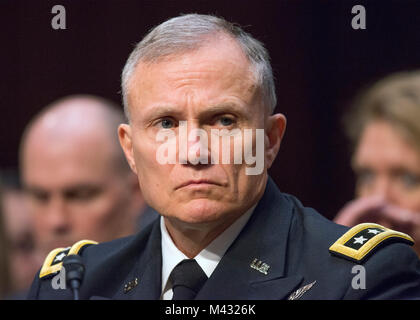 Defence Intelligence Agency (DIA) Direttore tenente generale Robert P. Ashley, Jr., Esercito degli Stati Uniti, testimonia dinanzi alla commissione del Senato sulla Intelligence nel corso di una audizione per esaminare le minacce a livello mondiale sul Campidoglio di Washington, DC martedì, 13 febbraio 2018 Credit: Ron Sachs/CNP /MediaPunch Foto Stock