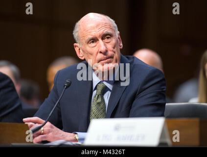 Direttore della National Intelligence (DNI) Dan Coats testimonia davanti al Senato degli Stati Uniti sul comitato di intelligence nel corso di una audizione per esaminare le minacce a livello mondiale sul Campidoglio di Washington, DC martedì, 13 febbraio 2018 Credit: Ron Sachs/CNP /MediaPunch Foto Stock