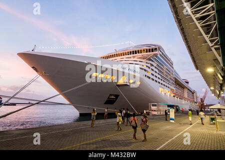 Salvador Bahia, Brasile. Xiii Febbraio, 2018. La MSC Preziosa è agganciato al Salvador porto ed è il programma di partenza alle 23:00. MSC Crociere è un global compagnia di crociera con base in Svizzera con sede a Ginevra e Napoli. MSC è il più grande di proprietà privata compagnia di crociera nel mondo, con uffici in 45 paesi e 15.500 dipendenti in tutto il mondo. Credito: Rubén Ramos/Alamy Live News. Foto Stock