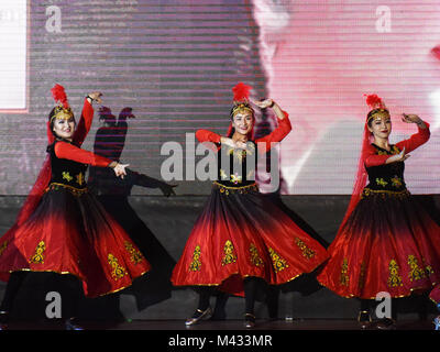 Istanbul, Turchia. Xi Febbraio, 2018. Gli studenti svolgono presso un gala show di Istanbul, in Turchia, il 11 febbraio, 2018. La sala su Ucaksavar Campus di Bogazici University è stato immerso in un atmosfera di festa su 11 Febbraio, come alcuni 400 turchi e cinese si sono riuniti per vedere una performance di gala con un'atmosfera di gioia e di armonia per festeggiare il nuovo anno cinese. Credito: Egli Canling/Xinhua/Alamy Live News Foto Stock