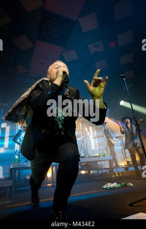 Simple Minds prendere la fase in Glasgow Barrlowlands .Le prestazioni il 13 febbraio 2018. Premiere del nuovo album in studio, camminare tra i mondi. Barrowland Ballroom , Glasgow :Photo credit Martin osso (Scozia) Credito: Martin osso/Alamy Live News Foto Stock