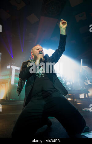 Simple Minds prendere la fase in Glasgow Barrlowlands .Le prestazioni il 13 febbraio 2018. Premiere del nuovo album in studio, camminare tra i mondi. Barrowland Ballroom , Glasgow :Photo credit Martin osso (Scozia) Credito: Martin osso/Alamy Live News Foto Stock