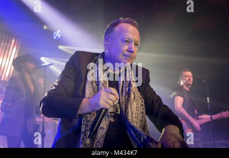 Simple Minds prendere la fase in Glasgow Barrlowlands .Le prestazioni il 13 febbraio 2018. Premiere del nuovo album in studio, camminare tra i mondi. Barrowland Ballroom , Glasgow :Photo credit Martin osso (Scozia) Credito: Martin osso/Alamy Live News Foto Stock