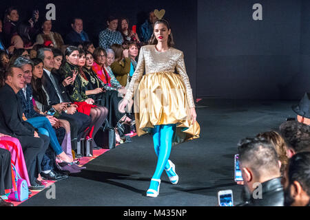 New York, Stati Uniti d'America, 13 feb 2018. I modelli a piedi la pista per presentare l'Autunno-Inverno 18-19 raccolta dal designer spagnolo Agatha Ruiz de la Prada durante la settimana della moda di New York. Foto di Enrique Shore/Alamy Live News Foto Stock