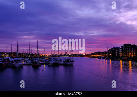 Preston, Regno Unito. Xiv Feb, 2018. Regno Unito Meteo. Vi è stata una splendida alba a Preston Marina in Lancashire. La marina è parte dell'Albert Dock. Il Dock prima pietra è stata posata nel 1885 dalla Regina Vittoria per il primo figlio. Albert Edward il Principe di Galles. Il bacino principale è stato chiamato dopo di lui. Credito: Paolo Melling/Alamy Live News Foto Stock