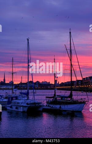 Preston, Regno Unito. Xiv Feb, 2018. Regno Unito Meteo. Vi è stata una splendida alba a Preston Marina in Lancashire. La marina è parte dell'Albert Dock. Il Dock prima pietra è stata posata nel 1885 dalla Regina Vittoria per il primo figlio. Albert Edward il Principe di Galles. Il bacino principale è stato chiamato dopo di lui. Credito: Paolo Melling/Alamy Live News Foto Stock