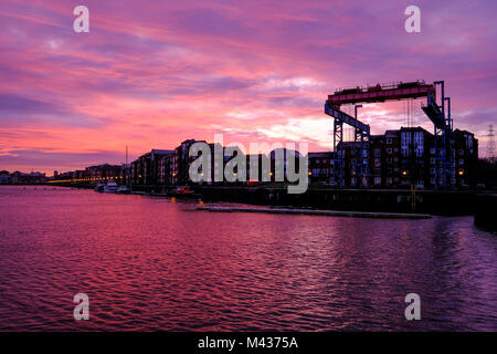 Preston, Regno Unito. Xiv Feb, 2018. Regno Unito Meteo. Vi è stata una splendida alba a Preston Marina in Lancashire. La marina è parte dell'Albert Dock. Il Dock prima pietra è stata posata nel 1885 dalla Regina Vittoria per il primo figlio. Albert Edward il Principe di Galles. Il bacino principale è stato chiamato dopo di lui. Credito: Paolo Melling/Alamy Live News Foto Stock