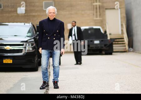 La città di New York, Stati Uniti d'America. 12 Feb, 2018. Designer Ralph Lauren lasciando il Ralph Lauren pista mostra durante la settimana della moda di New York - Feb 12, 2018 - Credit: Pista Manhattan/Zach Chase ***per solo uso editoriale*** | Verwendung weltweit/dpa/Alamy Live News Foto Stock