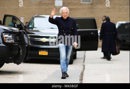 La città di New York, Stati Uniti d'America. 12 Feb, 2018. Designer Ralph Lauren lasciando il Ralph Lauren pista mostra durante la settimana della moda di New York - Feb 12, 2018 - Credit: Pista Manhattan/Zach Chase ***per solo uso editoriale*** | Verwendung weltweit/dpa/Alamy Live News Foto Stock