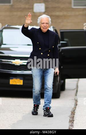 La città di New York, Stati Uniti d'America. 12 Feb, 2018. Designer Ralph Lauren lasciando il Ralph Lauren pista mostra durante la settimana della moda di New York - Feb 12, 2018 - Credit: Pista Manhattan/Zach Chase ***per solo uso editoriale*** | Verwendung weltweit/dpa/Alamy Live News Foto Stock