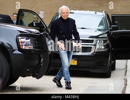 La città di New York, Stati Uniti d'America. 12 Feb, 2018. Designer Ralph Lauren lasciando il Ralph Lauren pista mostra durante la settimana della moda di New York - Feb 12, 2018 - Credit: Pista Manhattan/Zach Chase ***per solo uso editoriale*** | Verwendung weltweit/dpa/Alamy Live News Foto Stock