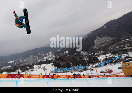 Pyeongchang, Corea del Sud. Xiv Feb, 2018. Scotty James dall Australia jumping durante l'uomo halfpipe evento finale del 2018 Olimpiadi invernali nella neve Bokwang Phoenix Park in Pyeongchang, Corea del Sud, 14 febbraio 2018. Credito: Angelika Warmuth/dpa/Alamy Live News Foto Stock