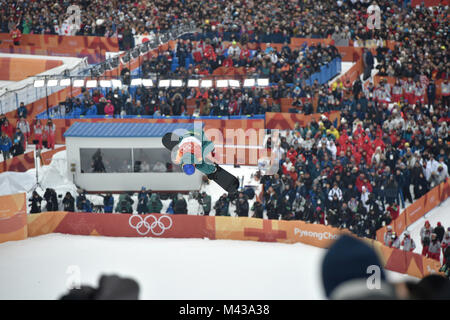 Pyeongchang, Corea del Sud. Xiv Feb, 2018. Scotty James dall Australia jumping durante l'uomo halfpipe evento finale del 2018 Olimpiadi invernali nella neve Bokwang Phoenix Park in Pyeongchang, Corea del Sud, 14 febbraio 2018. Credito: Angelika Warmuth/dpa/Alamy Live News Foto Stock