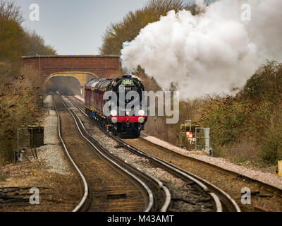 Charing, Kent, Regno Unito. Xiv Feb, 2018. Le cattedrali locomotiva Express passa attraverso Charing stazione ferroviaria, il treno è la 70013 Oliver Cromwell, a Charing stazione ferroviaria, Kent, UK Credit: Volo fotografia/ Alamy Live News Foto Stock