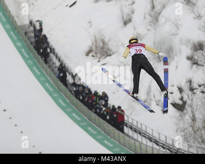 Pyeongchang, Corea del Sud. Xiv Feb, 2018. Lukas Klapfer dell'Austria compete durante le singole gundersen NH/10KM caso di combinata nordica a 2018 PyeongChang Giochi Olimpici Invernali a Alpensia Ski Jump center, PyeongChang, 14 febbraio, 2018. Credito: Bai Xuefei/Xinhua/Alamy Live News Foto Stock