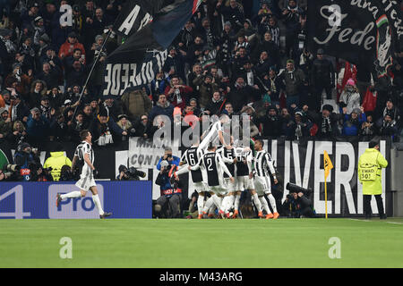 Torino, Italia. Xiii Febbraio, 2018. La Juventus di giocatori durante la Champions League football match tra Juventus e Tottenham Hotspur F.C presso lo stadio Allianz il 13 febbraio , 2018 a Torino, Italia. Credito: Antonio Polia/Alamy Live News Foto Stock