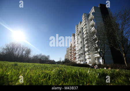 Dortmund, Germania. Xiv Feb, 2018. Il sole che splende su evacuati complesso residenziale Annibale II a Dortmund, Germania, il 14 febbraio 2018. Il noleggiatore' Association si aspetta ulteriori ordini della corte contro la chiusura completa di parti della costruzione di cinque mesi dopo la sua evacuazione fuori fuoco le preoccupazioni per la sicurezza. Credito: Ina Fassbender/dpa/Alamy Live News Foto Stock