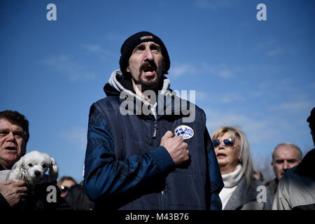 Salonicco, Grecia. Xiv Feb, 2018. Un uomo che canta il greco inno nazionale durante una manifestazione di protesta al di fuori del Municipio. Un gruppo di persone ha dimostrato al di fuori del municipio contro le recenti dichiarazioni di Salonicco il sindaco di Yannis Boutaris, circa la Macedonia Naming controversia e l'uso del nome "'Macedonia''. Manifestanti chiedere le dimissioni di Boutaris. La Macedonia naming controversia è una disputa politica sull uso del nome "'Macedonia'' tra la Grecia e la vicina Repubblica di Macedonia. Credito: Giannis Papanikos/ZUMA filo/Alamy Live News Foto Stock