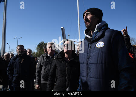 Salonicco, Grecia. Xiv Feb, 2018. Le persone cantano slogan durante una manifestazione di protesta al di fuori del Municipio. Un gruppo di persone ha dimostrato al di fuori del municipio contro le recenti dichiarazioni di Salonicco il sindaco di Yannis Boutaris, circa la Macedonia Naming controversia e l'uso del nome "'Macedonia''. Manifestanti chiedere le dimissioni di Boutaris. La Macedonia naming controversia è una disputa politica sull uso del nome "'Macedonia'' tra la Grecia e la vicina Repubblica di Macedonia. Credito: Giannis Papanikos/ZUMA filo/Alamy Live News Foto Stock