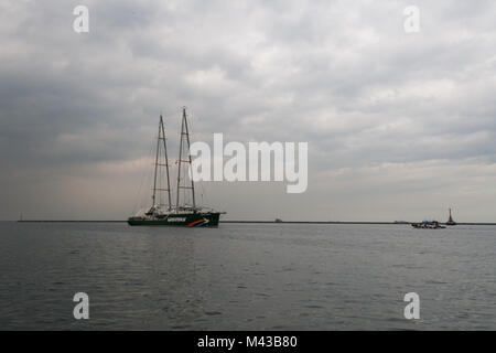 Manila, Filippine. Xiv Feb, 2018. L'equipaggio e i volontari del Rainbow Warrior è stato accolto con un benvenuto come fanno visita a Manila per chiedere giustizia climatica e la tutela dell'ambiente. Come parte del suo tour asiatico, la nave di Greenpeace sarà anche il dock sulla Visayan isola di Guimaras e la città di Tacloban prima di dirigervi in Indonesia, Singapore, la Malaysia e la Tailandia. Credito: J Gerard Seguia/ZUMA filo/Alamy Live News Foto Stock