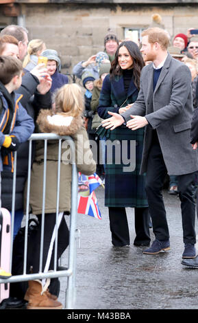 Il principe Harry e la Sig.ra Meghan Markle arrivare alla spianata di fronte al Castello di Edimburgo a Edimburgo, il 13 febbraio 2018, sul loro primo ufficiale visita congiunta in Scozia foto: Albert Nieboer / Paesi Bassi / point de vue fuori - nessun filo servizio · Foto: Albert Nieboer/Royal Premere Europa/RPE Foto Stock