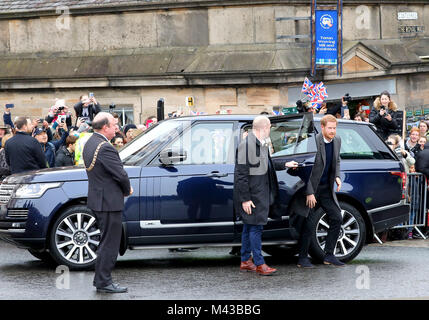 Il principe Harry arriva alla spianata di fronte al Castello di Edimburgo a Edimburgo, il 13 febbraio 2018, sul loro primo ufficiale visita congiunta in Scozia foto: Albert Nieboer / Paesi Bassi / point de vue fuori - nessun filo servizio · Foto: Albert Nieboer/Royal Premere Europa/RPE Foto Stock