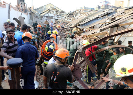 Colombo, Sri Lanka. 14 Febbraio, 2018. Sri Lanka il personale dell'esercito, i vigili del fuoco e soccorritori cercare sopravvissuti dopo un edificio è crollato durante a Colombo in data 14 febbraio 2018 Credit: Lahiru Harshana/Alamy Live News Foto Stock