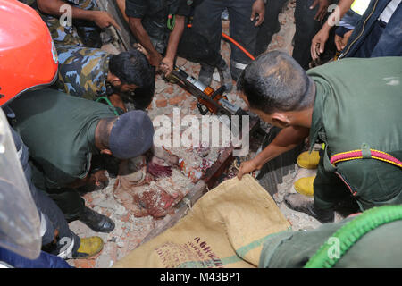 Colombo, Sri Lanka. 14 Febbraio, 2018. Sri Lanka il personale dell'esercito, i vigili del fuoco e soccorritori cercare sopravvissuti dopo un edificio è crollato durante a Colombo in data 14 febbraio 2018 Credit: Lahiru Harshana/Alamy Live News Foto Stock