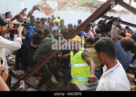 Colombo, Sri Lanka. 14 Febbraio, 2018. Sri Lanka il personale dell'esercito, i vigili del fuoco e soccorritori cercare sopravvissuti dopo un edificio è crollato durante a Colombo in data 14 febbraio 2018 Credit: Lahiru Harshana/Alamy Live News Foto Stock