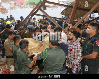 Colombo, Sri Lanka. 14 Febbraio, 2018. Sri Lanka il personale dell'esercito, i vigili del fuoco e soccorritori cercare sopravvissuti dopo un edificio è crollato durante a Colombo in data 14 febbraio 2018 Credit: Lahiru Harshana/Alamy Live News Foto Stock