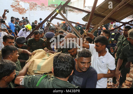 Colombo, Sri Lanka. 14 Febbraio, 2018. Sri Lanka il personale dell'esercito, i vigili del fuoco e soccorritori cercare sopravvissuti dopo un edificio è crollato durante a Colombo in data 14 febbraio 2018 Credit: Lahiru Harshana/Alamy Live News Foto Stock