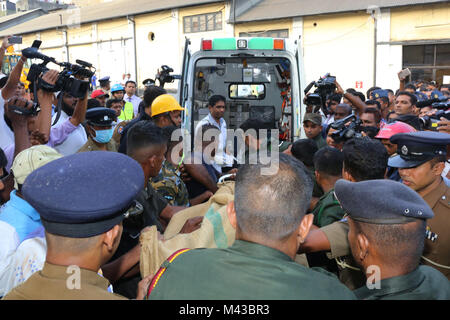 Colombo, Sri Lanka. 14 Febbraio, 2018. Sri Lanka il personale dell'esercito, i vigili del fuoco e soccorritori cercare sopravvissuti dopo un edificio è crollato durante a Colombo in data 14 febbraio 2018 Credit: Lahiru Harshana/Alamy Live News Foto Stock