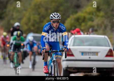 Algarve Portogallo, 14 Feb, 2017, João Rodrigues (W52-FC Porto) prendendo la prima a Cat 4 salita di Aldeia dos Matos. Foto Stock