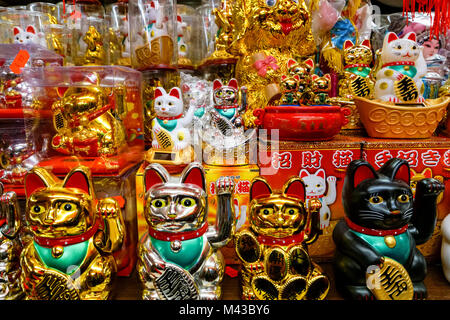 Lucky fortune gatti Maneki Neko, in vendita nel negozio di souvenir in Chinatown, Londra England Regno Unito Regno Unito Foto Stock