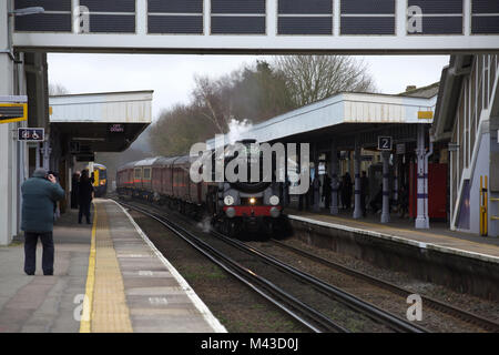 Orpington,UK,14 Febbraio 2018,Oliver Cromwell locomotiva a vapore passa attraverso la stazione di Bellaria Igea Marina nel suo viaggio di ritorno dalle bianche scogliere Valentine pranzo viaggio speciale. Il giorno del viaggio è stato organizzato dalla Cattedrale Express©Keith Larby/Alamy Live News Foto Stock