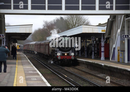 Orpington,UK,14 Febbraio 2018,Oliver Cromwell locomotiva a vapore passa attraverso la stazione di Bellaria Igea Marina nel suo viaggio di ritorno dalle bianche scogliere Valentine pranzo viaggio speciale. Il giorno del viaggio è stato organizzato dalla Cattedrale Express©Keith Larby/Alamy Live News Foto Stock