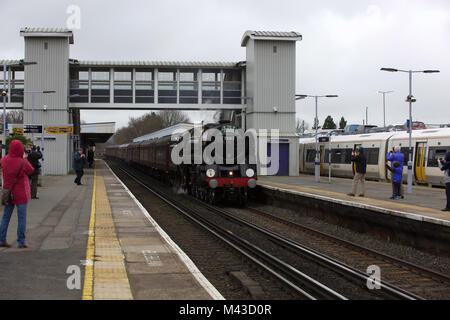 Orpington,UK,14 Febbraio 2018,Oliver Cromwell locomotiva a vapore passa attraverso la stazione di Bellaria Igea Marina nel suo viaggio di ritorno dalle bianche scogliere Valentine pranzo viaggio speciale. Il giorno del viaggio è stato organizzato dalla Cattedrale Express©Keith Larby/Alamy Live News Foto Stock