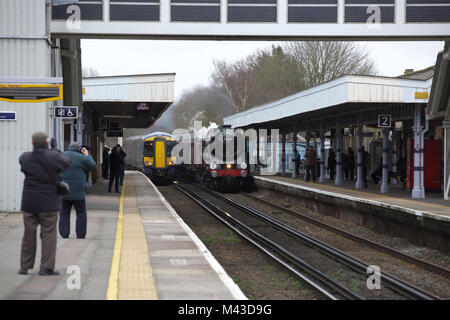 Orpington,UK,14 Febbraio 2018,Oliver Cromwell locomotiva a vapore passa attraverso la stazione di Bellaria Igea Marina nel suo viaggio di ritorno dalle bianche scogliere Valentine pranzo viaggio speciale. Il giorno del viaggio è stato organizzato dalla Cattedrale Express©Keith Larby/Alamy Live News Foto Stock