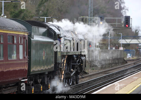 Orpington,UK,14 Febbraio 2018,Oliver Cromwell locomotiva a vapore passa attraverso la stazione di Bellaria Igea Marina nel suo viaggio di ritorno dalle bianche scogliere Valentine pranzo viaggio speciale. Il giorno del viaggio è stato organizzato dalla Cattedrale Express©Keith Larby/Alamy Live News Foto Stock