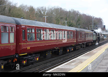 Orpington,UK,14 Febbraio 2018,Oliver Cromwell locomotiva a vapore passa attraverso la stazione di Bellaria Igea Marina nel suo viaggio di ritorno dalle bianche scogliere Valentine pranzo viaggio speciale. Il giorno del viaggio è stato organizzato dalla Cattedrale Express©Keith Larby/Alamy Live News Foto Stock