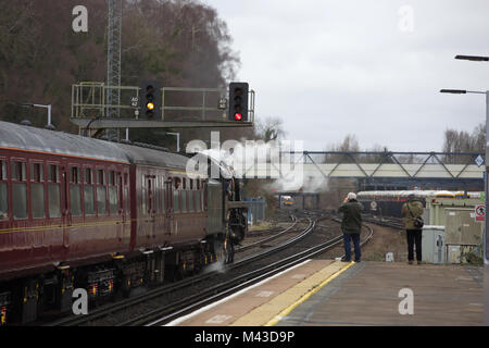 Orpington,UK,14 Febbraio 2018,Oliver Cromwell locomotiva a vapore passa attraverso la stazione di Bellaria Igea Marina nel suo viaggio di ritorno dalle bianche scogliere Valentine pranzo viaggio speciale. Il giorno del viaggio è stato organizzato dalla Cattedrale Express©Keith Larby/Alamy Live News Foto Stock