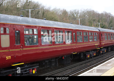 Orpington,UK,14 Febbraio 2018,Oliver Cromwell locomotiva a vapore passa attraverso la stazione di Bellaria Igea Marina nel suo viaggio di ritorno dalle bianche scogliere Valentine pranzo viaggio speciale. Il giorno del viaggio è stato organizzato dalla Cattedrale Express©Keith Larby/Alamy Live News Foto Stock