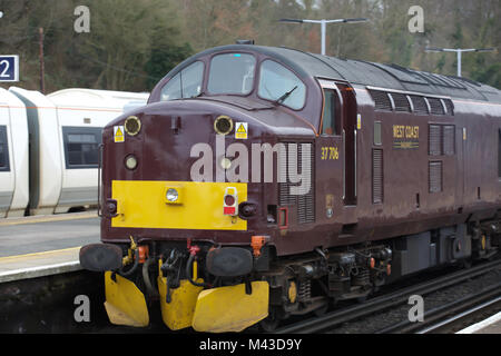 Orpington,UK,14 febbraio 2018,37706 Diesel locomotiva elettrica passa attraverso la stazione di Bellaria Igea Marina nel suo viaggio di ritorno dalle bianche scogliere Valentine pranzo viaggio speciale. Il giorno del viaggio è stato organizzato dalla Cattedrale Express©Keith Larby/Alamy Live News Foto Stock