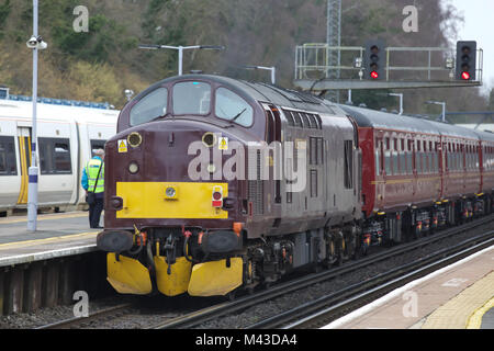 Orpington,UK,14 febbraio 2018,37706 Diesel locomotiva elettrica passa attraverso la stazione di Bellaria Igea Marina nel suo viaggio di ritorno dalle bianche scogliere Valentine pranzo viaggio speciale. Il giorno del viaggio è stato organizzato dalla Cattedrale Express©Keith Larby/Alamy Live News Foto Stock