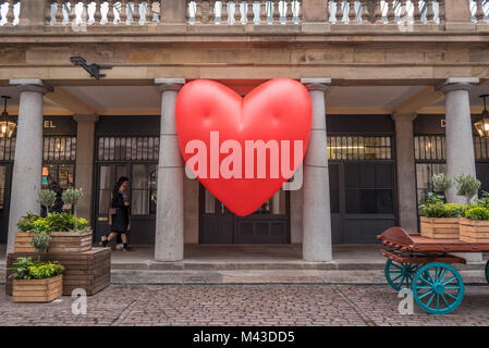 Londra, Regno Unito. Il 14 febbraio 2018. Un gigante chubby cuore palloncino in visto in Covent Garden, parte di "Chubby cuori su Londra", un progetto di design concepito da Anya Hindmarch. Supportata dal sindaco di Londra, il British Fashion Council e la City of Westminster giant chubby cuore palloncini sarà sospeso sopra (e talvolta schiacciata all'interno) 29 punti di riferimento di Londra come una dichiarazione di amore per la città a partire dal giorno di San Valentino e proseguendo per tutta la London Fashion Week. Credito: Stephen Chung / Alamy Live News Foto Stock