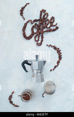Flatlay minimalista con il cibo la tipografia. Parola caffè fatta con i chicchi di caffè. Moka pot alternativa della birra. Foto Stock