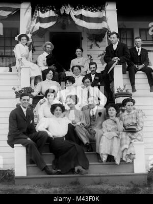 Famiglia estesa in verticale sul portico anteriore della grande casa, ca. 1910. Foto Stock