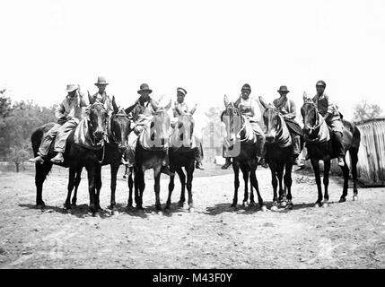 African American uomini siedono a cavallo di cavalli su una piantagione in America del Sud in questo inizio del XX secolo snapshot, ca. 1910. Foto Stock