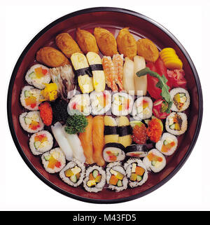 Sushi set isolato su sfondo bianco Foto Stock