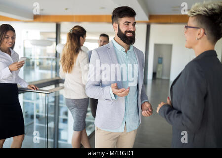 Foto di colleghi di lavoro parlando in ufficio Foto Stock